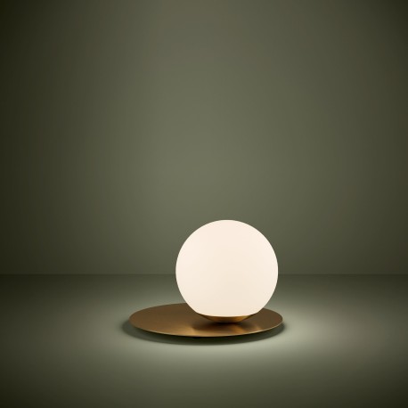 Lámpara de mesa en latón con cristal blanco